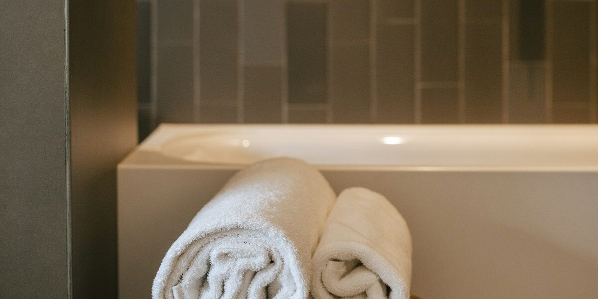 Toalhas de rosto dobradas em hotel de luxo