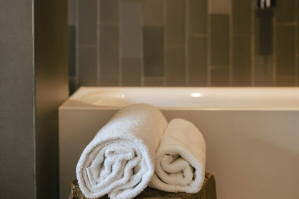 Toalhas de rosto dobradas em hotel de luxo